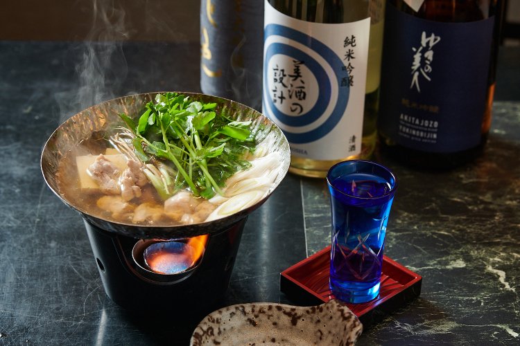 せり鍋900円、日本酒715円〜。「セリは根っこがおいしいので、丸ごと食べて」と小野さん。