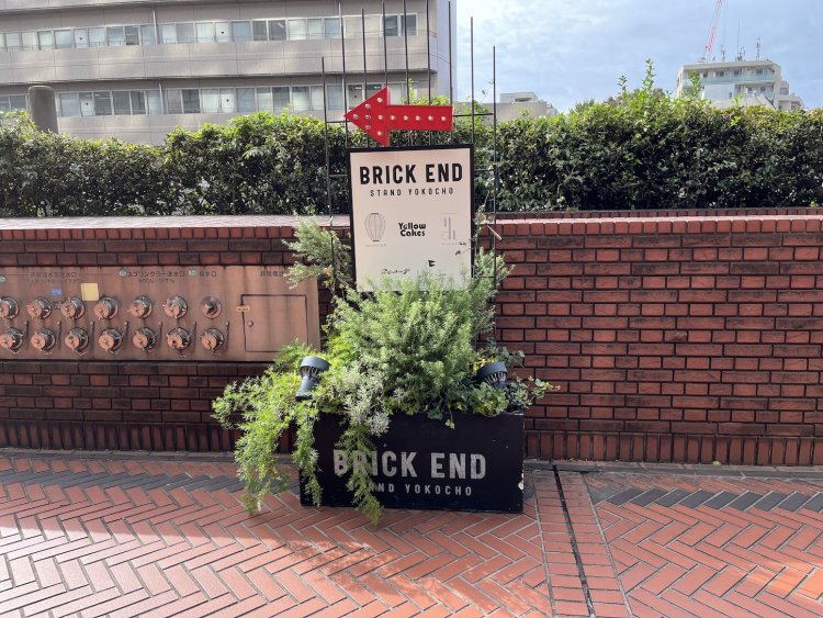 看板を見ると、「BRICK END」にはバーやスナックが並んでいるようだ。