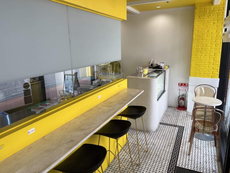 店頭でケーキやドリンクを購入できるだけでなく、カウンターやテーブル席、外でも楽しめるカフェを併設している。