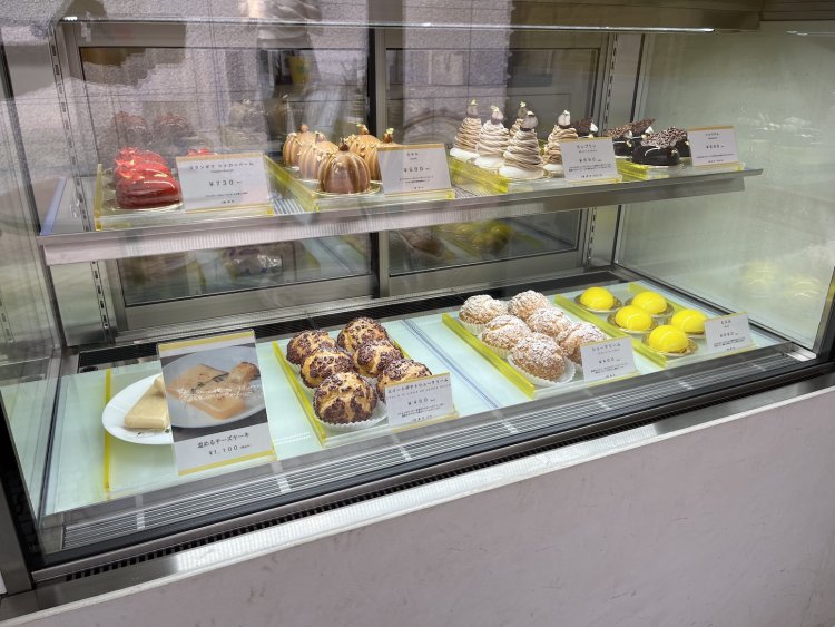 ケーキの定番はフランボワーズ、ショコラム、ミエルの3品と名物のシュークリーム。あとは2カ月に1度シーズナルメニューが2、3種登場する。