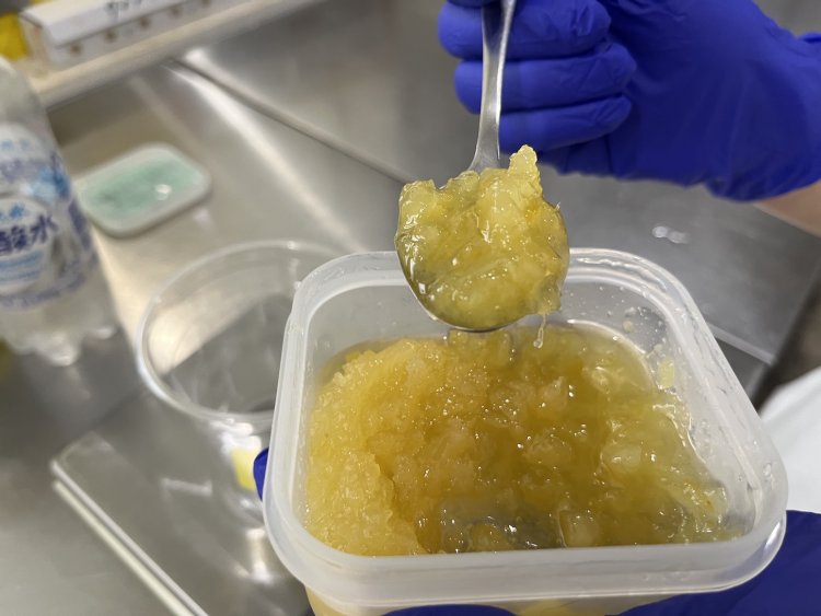 レモネードには甘ずっぱーいレモンの果皮や果肉が入っている。