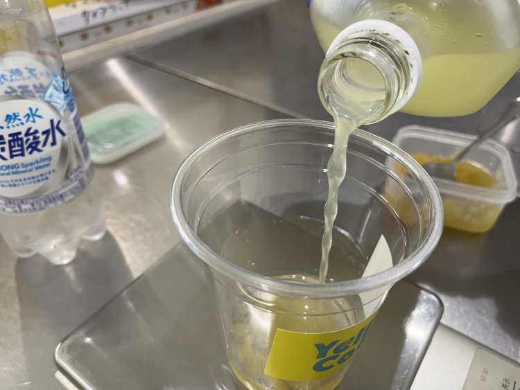 レモンジュースと炭酸水を加えてよく混ぜる。