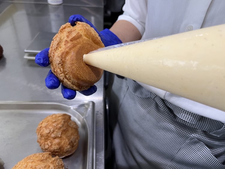 シューの中には濃厚なカスタードクリームにふわふわのシャンティ（生クリーム）を混ぜ合わせたものがたっぷり。