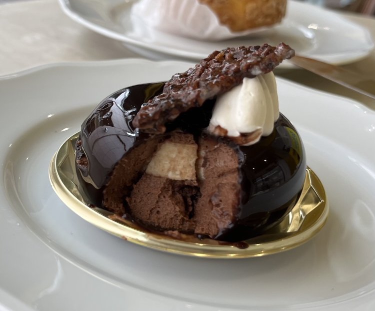 チョコレートムースだけでなく、生クリームにもラム酒が入っている。