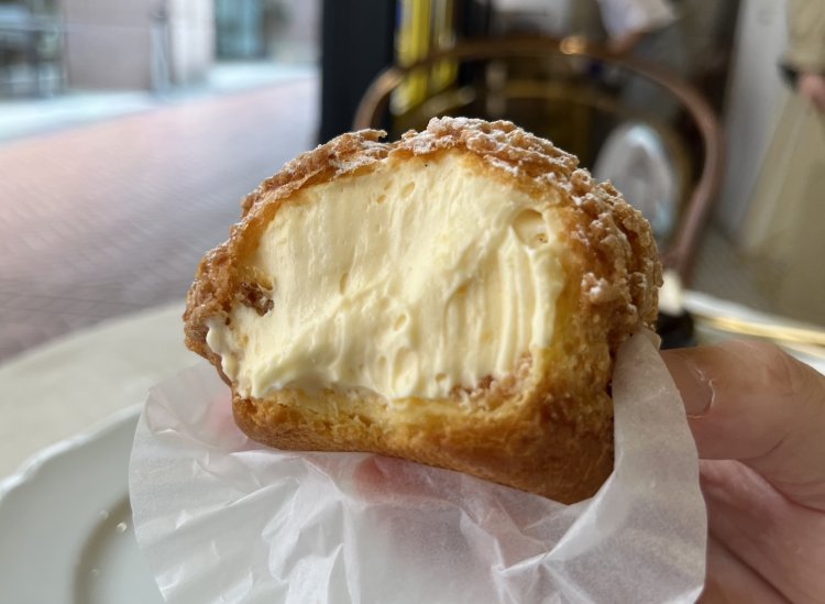 シューの中には隙間がないほどギッシリとクリームが注入されていた。