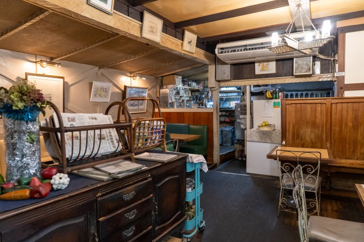 常連客が好む1階のスペース。かつてはタバコを吸いながら新聞を読み、コーヒーを飲む人が多かった。現在は禁煙。