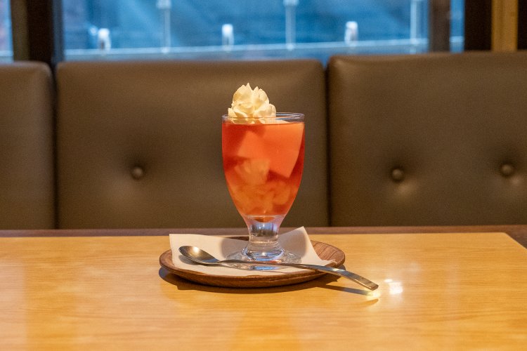 フルーツゼリー680円。固めのゼリーがプルンと口の中ではじけるようだ。