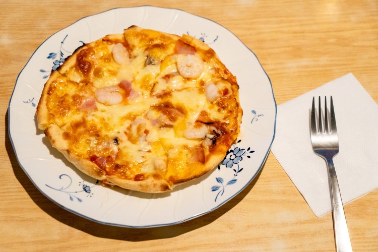 シーフードミックスやベーコンもたっぷりなミックスピザMサイズ1250円。Lサイズは1550円。