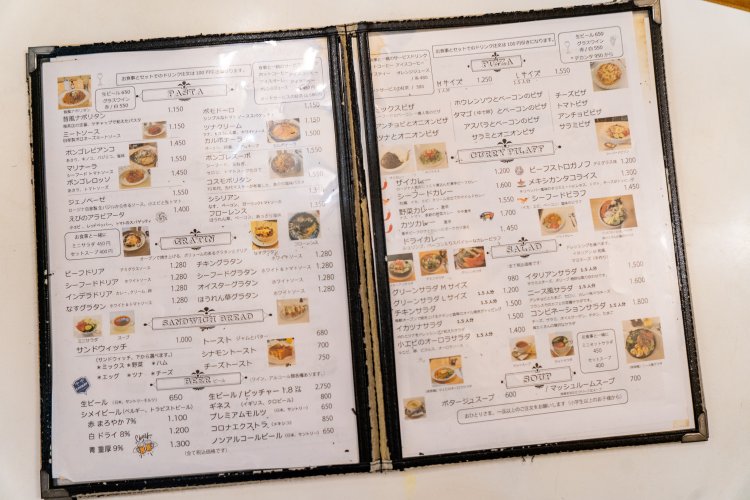 メニューは豊富で、お酒も各種用意されている。ワインもある！