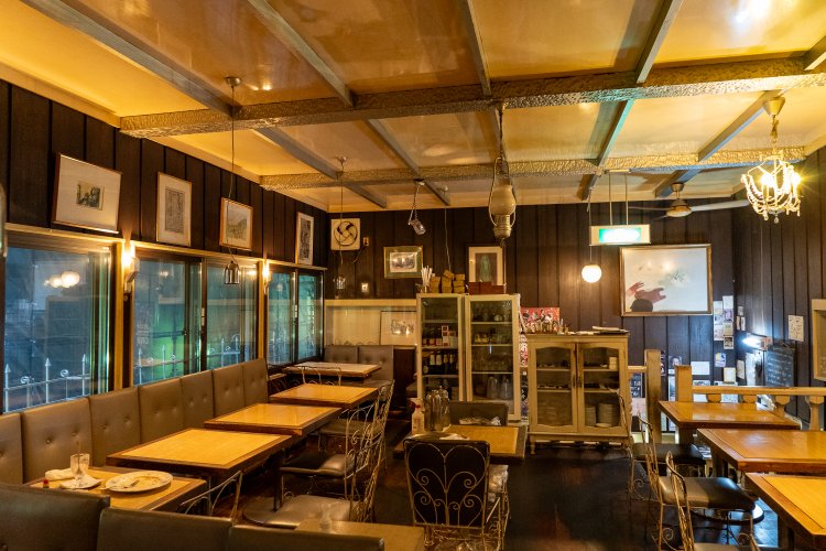 壁際には創業者が集めた食器などのコレクションや自筆の絵画などが飾られている。