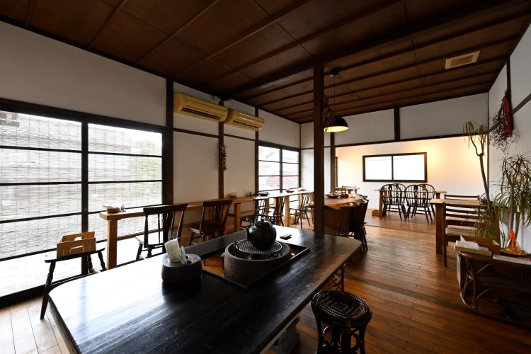 民家の名残そのままに、天然木のテーブル、囲炉裏（いろり）が味わい深い。