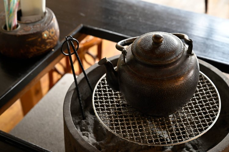 都丸さんの「囲炉裏があるといいな」に応え、銘木店を営む叔父が作った。