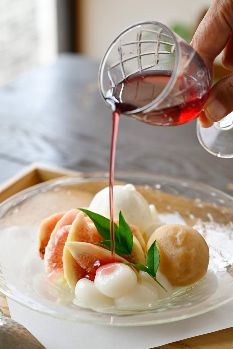 季節の白あんみつ1080円はほうじ茶付き。イチヂクは10月まで。