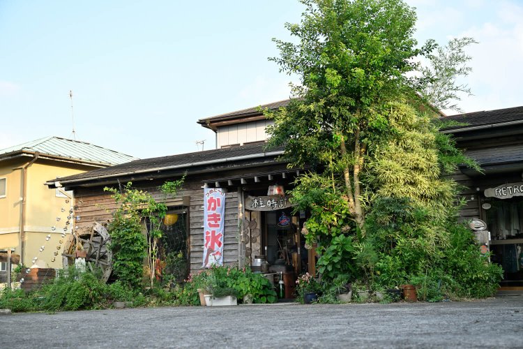 2010年に開店。隣に娘さんが営む古着屋さんがあり、店内で往来自由。