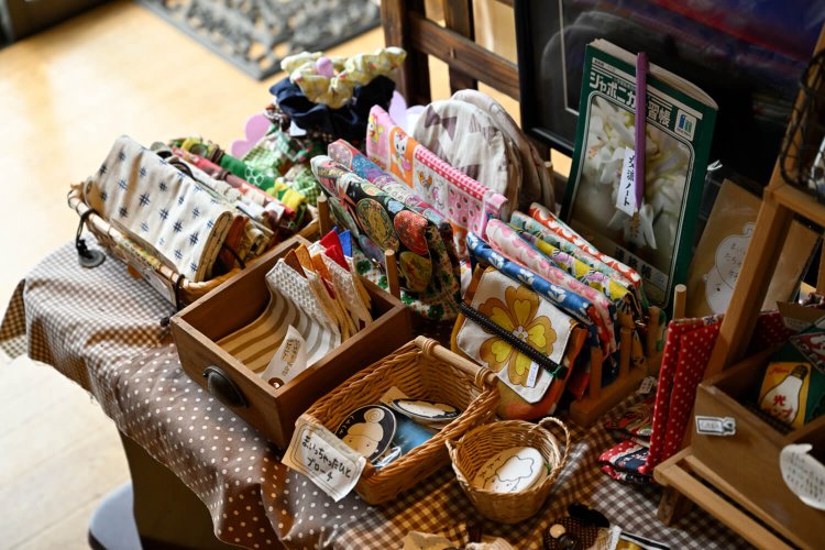 古着屋で作家手製の雑貨も販売。フレンチカントリーな古着もキュート。