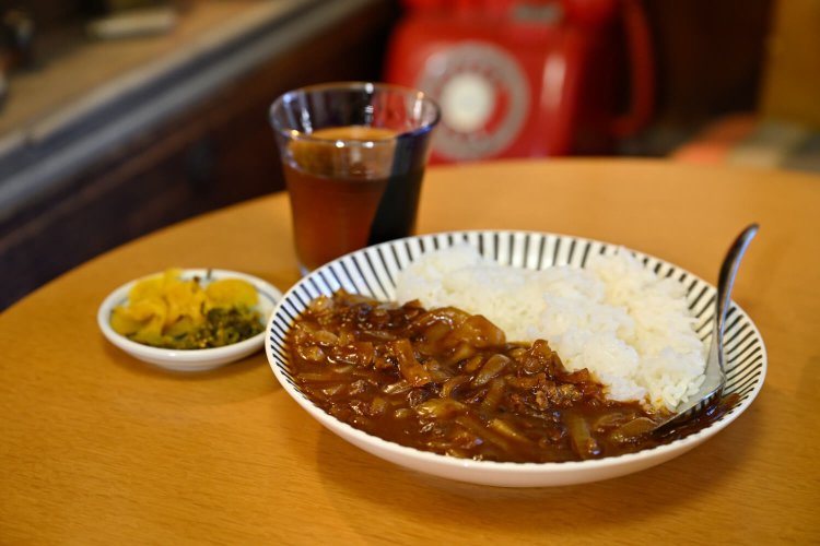 ハヤシライス600円。ランチセットはドリンク・サラダ付き800円。