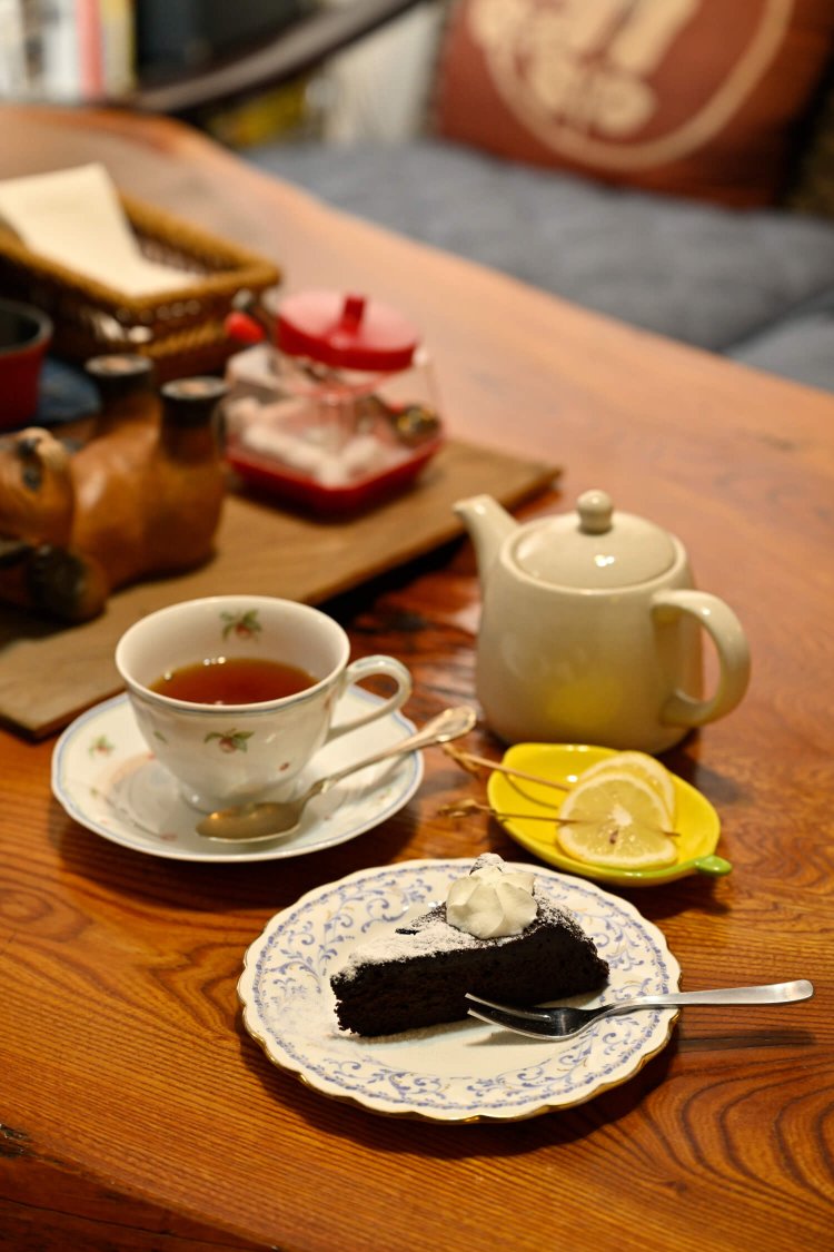 ケーキ300円はセットで500円。写真はガトーショコラとアールグレイ。