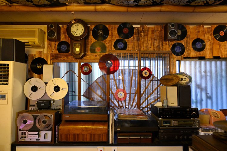 オープンリール、レコード、蓄音機なども陳列。すべてちゃんと動く！