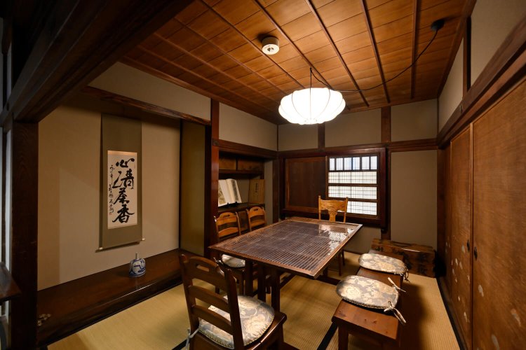 座敷は、かつては店主・平野さんの祖父母の寝室だった。蚊帳を釣った跡や鶴の釘隠しなども残る。