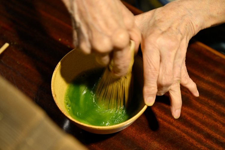 1杯目の抹茶は、カウンターの向こうで平野さんが点ててくれる。