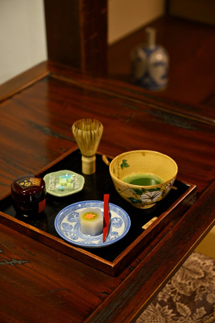 抹茶と和菓子のセット800円。2杯目からはセルフで抹茶を点てて。