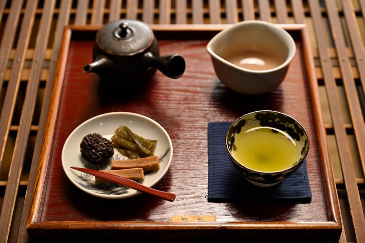 芽茶の日本茶セット450円は、ナツメやサンザシなどのお茶請け付き。