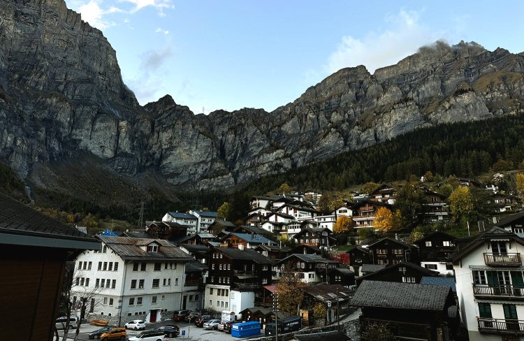 そそり立つ岩山に囲まれている。