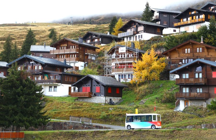 ベットマーアルプ～リーダーアルプ間を走る電気バス。