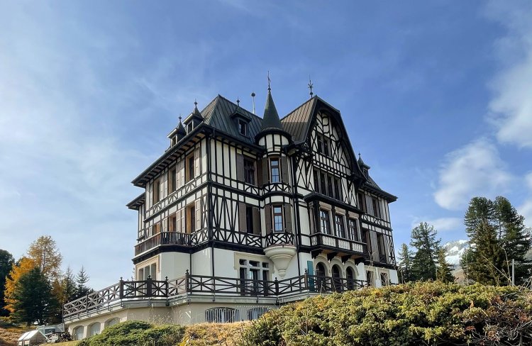 瀟洒（しょうしゃ）な建物が急に現れる。現在は「アレッチ自然保護センター」になっており、動植物や氷河について学べる施設に。宿泊もできる。