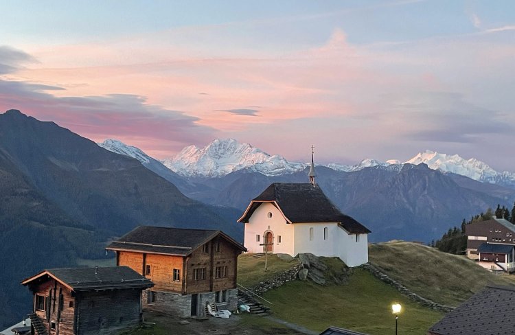 朝焼けを狙って。白い壁が映える。