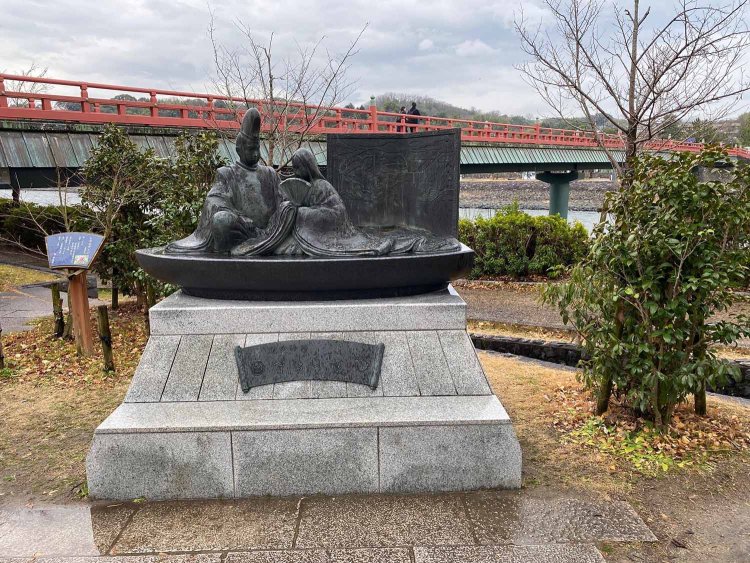 朝霧橋のたもとに立つ小舟に乗った匂宮と浮舟の像。