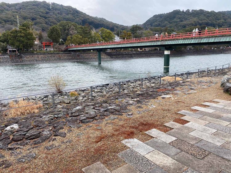 宇治神社と宇治川の中州に浮かぶ橘島とをつないでいる朝霧橋。