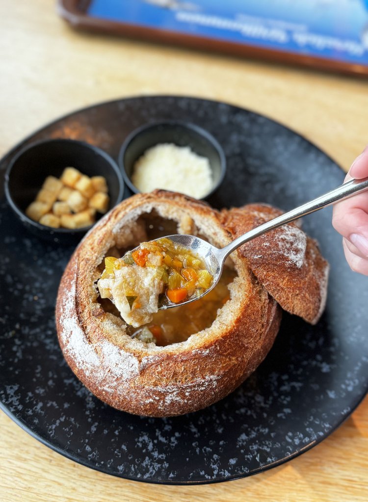 ゲンミスープ。クルトンやパルメザンチーズはお好みで。