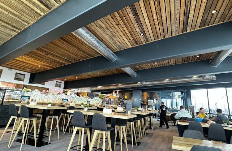 スタイリッシュなレストラン。駅にはホテルもある。