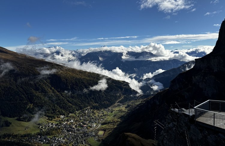 ゲンミ峠から圧巻のスケール。レストランの張り出したテラスから眺めるのもいい。