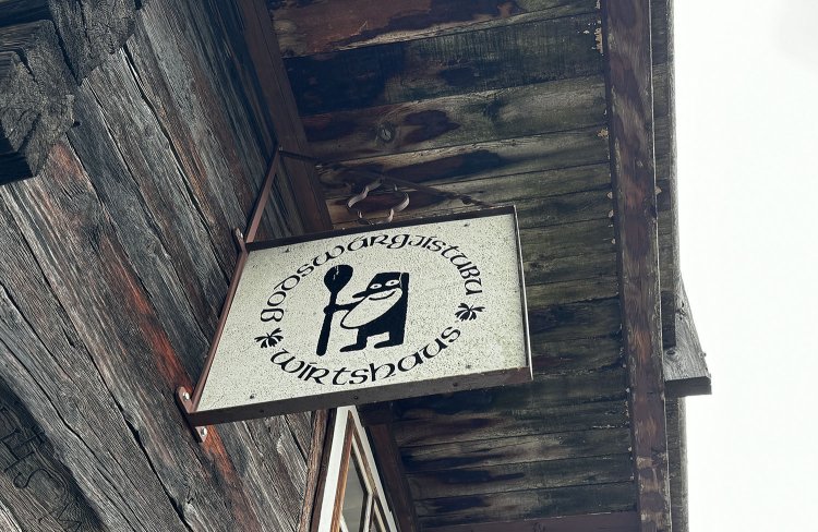 『Wirtshaus Godswärgjistubu』はこの看板が目印。