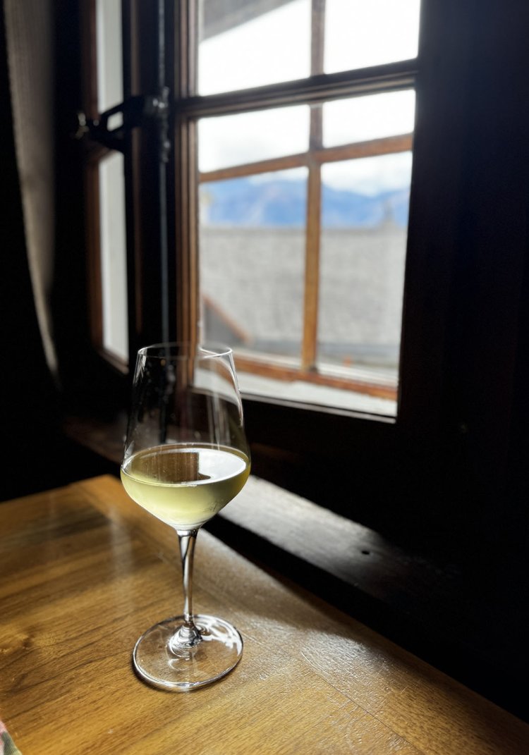 「ワインもローカルなのものしかないわよ（笑）」と、マダムおすすめのファンダンを。