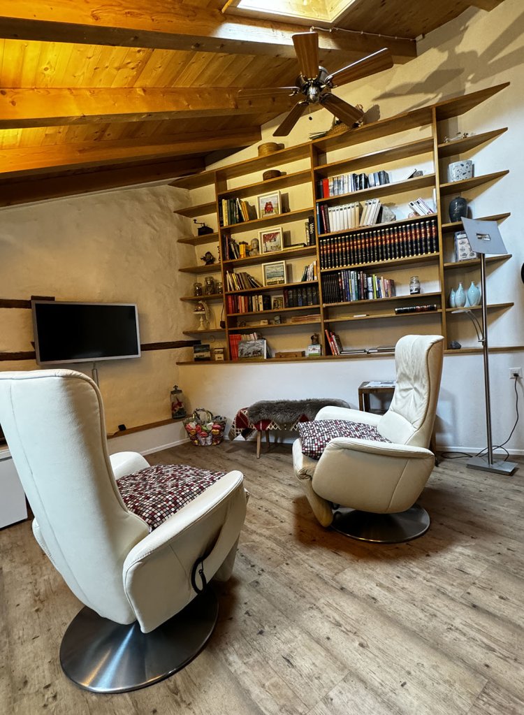 明かり取りのあるリビング。最新式のかっこいい暖炉もある。