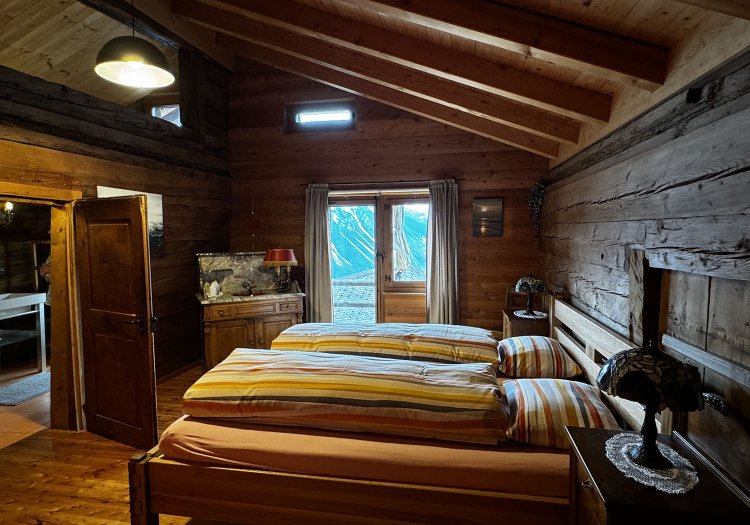 アンティーク家具と新設の収納スペースが融合したベッドルーム。