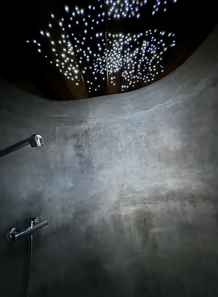 シャワールームは不思議なつくり。現地で体験してみて。