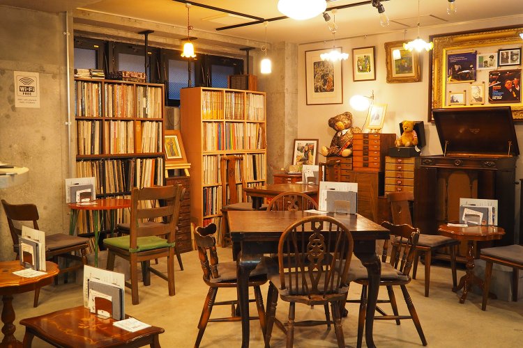 エレベーターで地下1階に降りると、隠れ家のような空間が現れる。