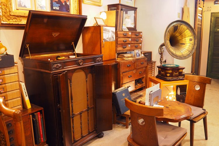 左が「クレデンザ」、右奥のラッパ型の蓄音機は1912年製の「シレナ」。久保田さんの知人のもの。