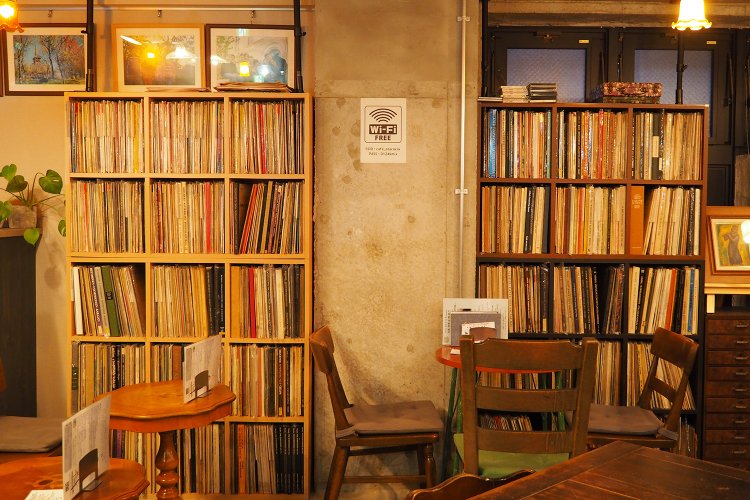 棚にはたくさんのレコード。最も古いもので明治36年（1903）のSPレコードがあるとか。