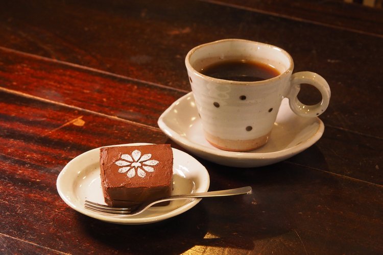 シングルオリジン900円、自家製濃厚チョコレートケーキ600円。