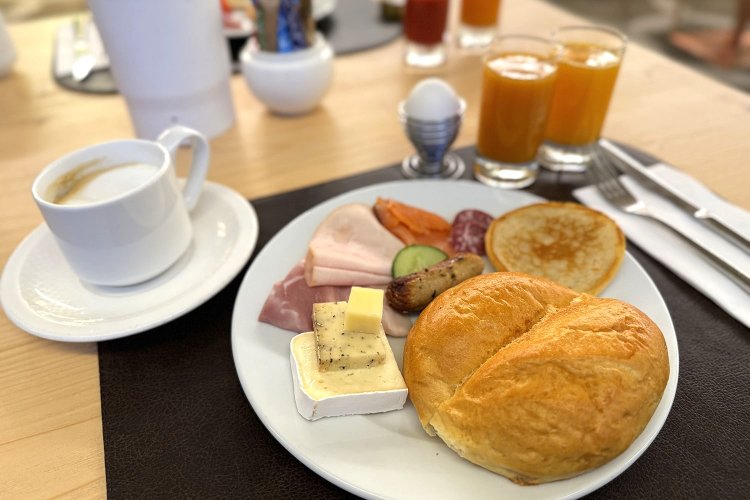 朝食はビュッフェ。オレンジをその場でまるごと搾る機械に感動。