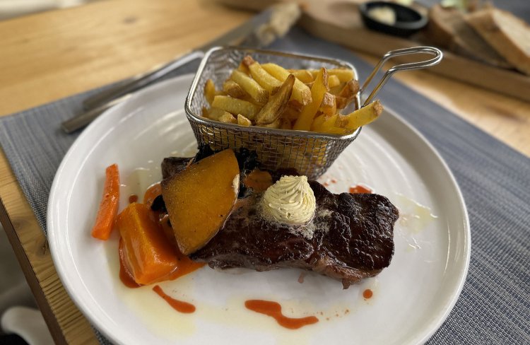 夕食はレストランで。この日はステーキに。