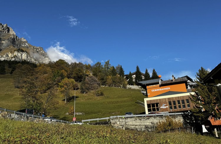 ゲンミ峠へのロープウェイ乗り場からハイキングをスタート。