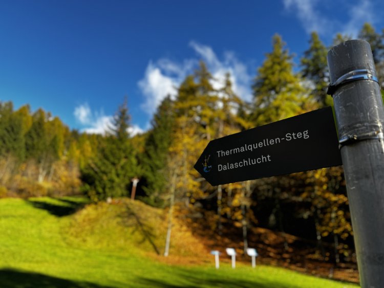 村の広場から始まる約2.5㎞の「テルマルクヴェレン・ステーク（源泉への道）」のサインが。