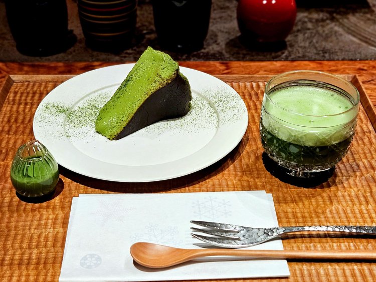 シングルオリジン宇治抹茶と選べるおやつ2800円。