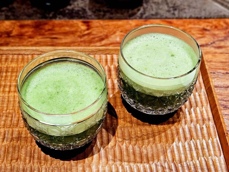 左から、プレミアムさみどり、有機栽培あさひ。